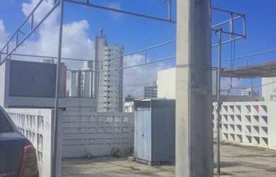 Imagem: A casa possui 2 Vagas na garagem e está localizado em Boca