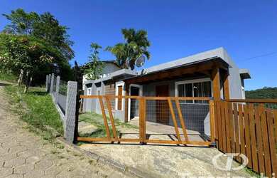 Imagem: A casa possui 2 Dormitórios, 2 Banheiros, 2 Vagas na garagem
