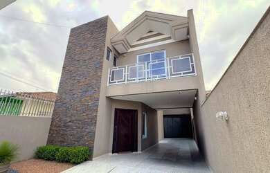 Imagem: A casa possui 5 Dormitórios, 3 Banheiros, 3 Vagas na garagem