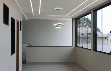 Imagem: A casa possui 5 Dormitórios, Acomodam 20 pessoas, 2 Vagas na