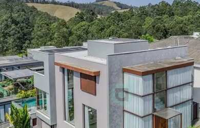 Imagem: A casa em condomínio possui 4 Dormitórios, 5 Banheiros, 4