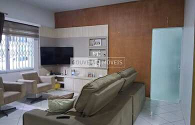 Imagem: A casa possui 3 Dormitórios, 2 Banheiros, 4 Vagas na garagem