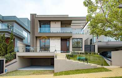 Imagem: A casa em condomínio possui 4 Dormitórios, 4 Banheiros, 4