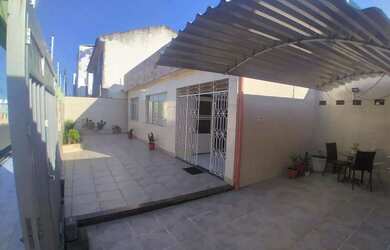 Imagem: A casa possui 3 Dormitórios, 3 Banheiros, 4 Vagas na garagem