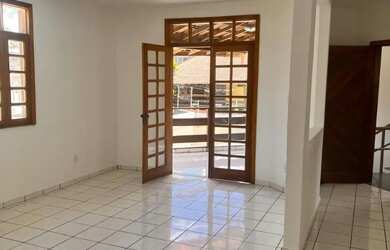 Imagem: A casa possui 2 Dormitórios, 4 Banheiros, 2 Vagas na garagem