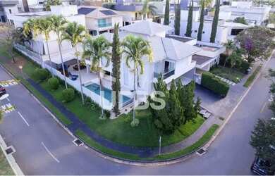 Imagem: A casa em condomínio possui 4 Dormitórios, 4 Banheiros, 2