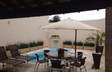 Imagem: A casa possui 3 Dormitórios, 4 Vagas na garagem, 242m² de