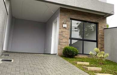 Imagem: A casa possui 3 Dormitórios, 2 Banheiros, 2 Vagas na garagem