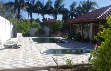 Imagem: A casa possui 4 Dormitórios, 4 Banheiros, 4 Vagas na garagem