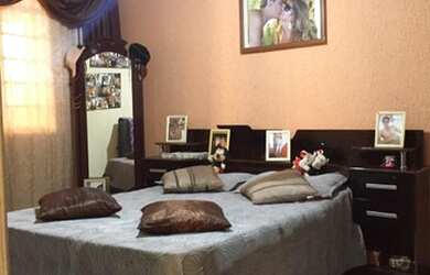 Imagem: A casa possui 2 Dormitórios, 1 Banheiro, 2 Vagas na garagem