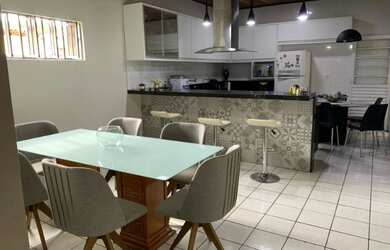 Imagem: A casa possui 3 Dormitórios, 2 Banheiros, 3 Vagas na garagem