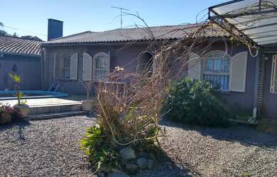 Imagem: A casa e possui 4 Dormitórios, Suítes, 2 Banheiros, 1 Vaga