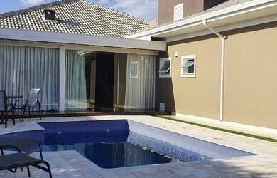 Imagem: A casa em condomínio possui 4 Dormitórios, 5 Banheiros, 3