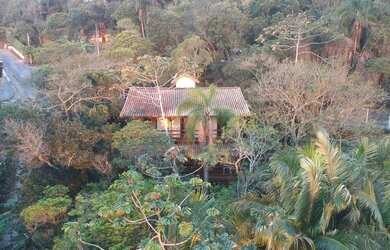 Imagem: A casa possui 4 Dormitórios, 2 Banheiros, 1 Vaga na garagem