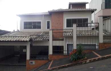 Imagem: A casa possui 5 Dormitórios, 3 Banheiros, 3 Vagas na garagem