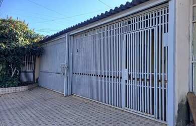 Imagem: A casa possui 4 Dormitórios, 2 Banheiros, 2 Vagas na garagem