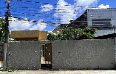 Imagem: A casa possui 3 Dormitórios, 1 Banheiro, 1 Vaga na garagem