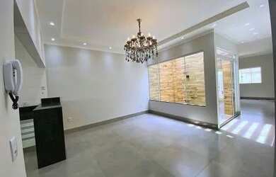 Imagem: A casa possui 3 Dormitórios, 2 Banheiros, 2 Vagas na garagem