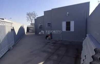 Imagem: A casa possui 2 Dormitórios, 3 Banheiros, 3 Vagas na garagem