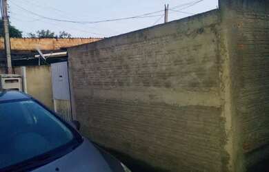 Imagem: A casa possui 2 Dormitórios, 1 Banheiro, 2 Vagas na garagem