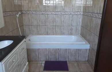 Imagem: A casa possui 4 Dormitórios, 4 Banheiros, 5 Vagas na garagem