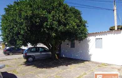 Imagem: A casa possui 3 Dormitórios, 2 Banheiros, 5 Vagas na garagem