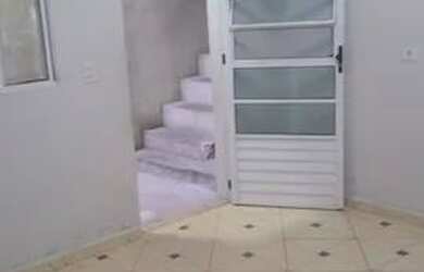 Imagem: A casa possui 1 Dormitório e 1 Banheiro e está localizado