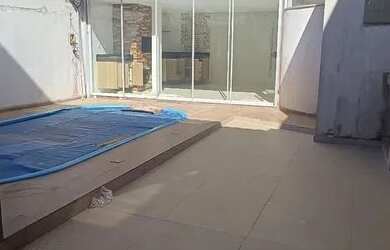 Imagem: A casa possui 4 Dormitórios, 5 Banheiros, 4 Vagas na garagem