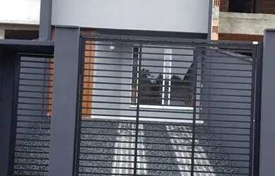 Imagem: A casa possui 3 Dormitórios, 3 Banheiros, 2 Vagas na garagem