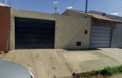 Imagem: A casa possui 3 Dormitórios, 2 Banheiros, 1 Vaga na garagem