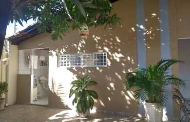 Imagem: A casa possui 3 Dormitórios, 2 Banheiros, 3 Vagas na garagem