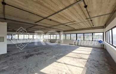 Imagem: O depósito possui 5 Vagas na garagem, 356m² de Área e está