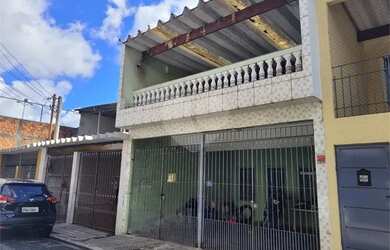 Imagem: A casa possui 2 Dormitórios, 3 Banheiros, 2 Vagas na garagem