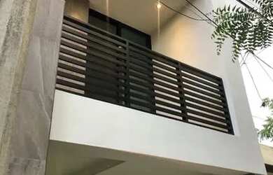 Imagem: A casa possui 3 Dormitórios, 3 Banheiros, 2 Vagas na garagem