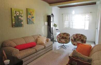 Imagem: A casa possui 3 Dormitórios, 1 Banheiro, 3 Vagas na garagem