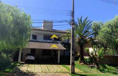 Imagem: A casa em condomínio possui 5 Dormitórios, 5 Banheiros, 420m²