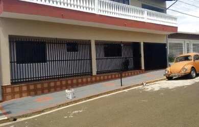 Imagem: A casa possui 4 Dormitórios, 3 Banheiros e 1 Vaga na garagem