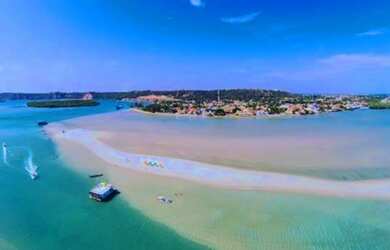 Imagem: A casa possui 3 Dormitórios, 3 Banheiros, 4 Vagas na garagem