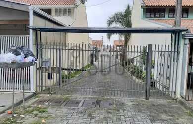 Imagem: A casa possui 3 Dormitórios, 1 Banheiro, 1 Vaga na garagem