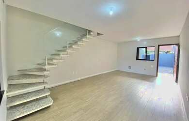 Imagem: A casa possui 3 Dormitórios, 2 Banheiros, 2 Vagas na garagem