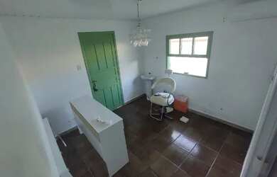 Imagem: A casa possui 4 Dormitórios, 1 Banheiro, 2 Vagas na garagem