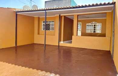 Imagem: A casa possui 2 Dormitórios, 1 Banheiro, 2 Vagas na garagem