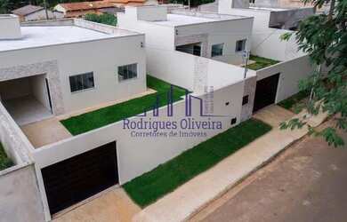 Imagem: A casa possui 3 Dormitórios, 2 Banheiros, 3 Vagas na garagem