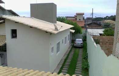 Imagem: A casa possui 3 Dormitórios, 3 Banheiros, 3 Vagas na garagem