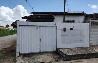 Imagem: A casa possui 3 Dormitórios, 2 Banheiros, 1 Vaga na garagem