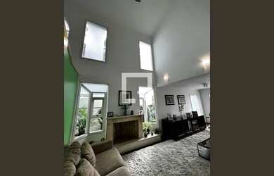 Imagem: A casa possui 4 Dormitórios, 2 Banheiros, 4 Vagas na garagem