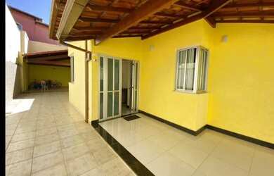 Imagem: A casa possui 3 Dormitórios, 2 Banheiros, 2 Vagas na garagem