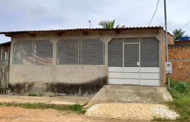 Imagem: A casa possui 2 Dormitórios, 1 Banheiro, 1 Vaga na garagem