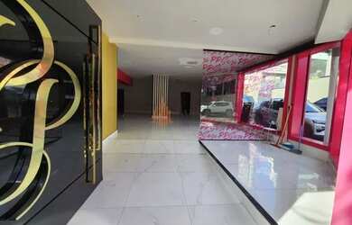 Imagem: O depósito possui 3 Vagas na garagem e 230m² de Área e está