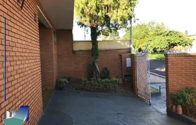 Imagem: A casa possui 3 Dormitórios, 5 Banheiros, 5 Vagas na garagem